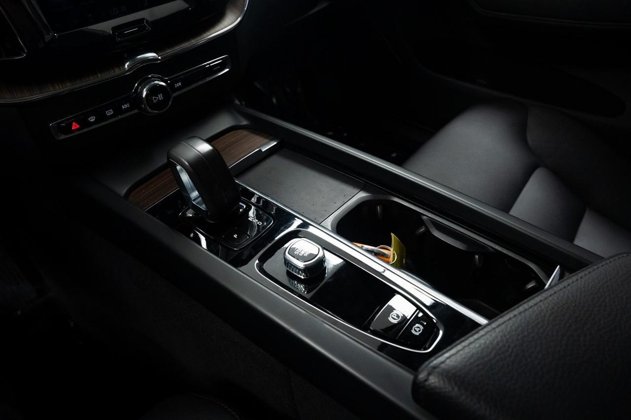 2022 Volvo XC60 Recharge Plug-In Hybrid T8 Inscription Expression Vented Seats Advanced Package Portland OR