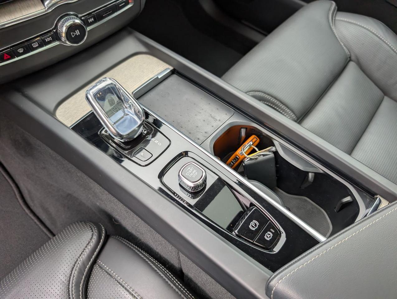 2022 Volvo XC60 Recharge T8 PHEV Hybrid Inscription | 455hp, HK Premium Audio, Pilot Assist * Portland OR