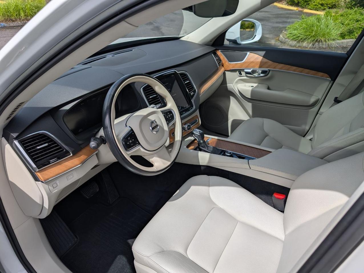 2022 Volvo XC90 T5 AWD Momentum w/H-Performance Audio, Pilot Assist, HUD, 360 Cam, Quad Heated Seats & Heated Wheel Portland OR