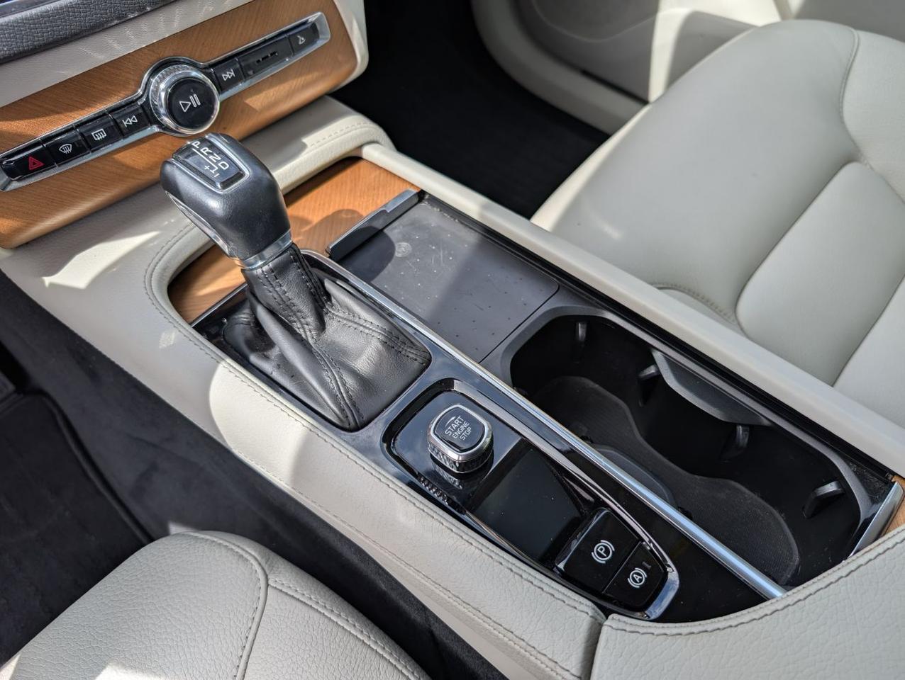 2022 Volvo XC90 T5 AWD Momentum w/H-Performance Audio, Pilot Assist, HUD, 360 Cam, Quad Heated Seats & Heated Wheel Portland OR