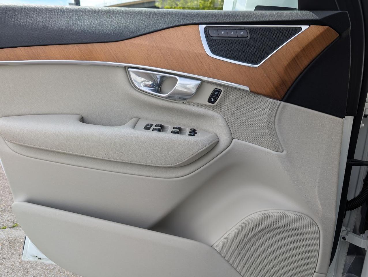 2022 Volvo XC90 T5 AWD Momentum w/H-Performance Audio, Pilot Assist, HUD, 360 Cam, Quad Heated Seats & Heated Wheel Portland OR
