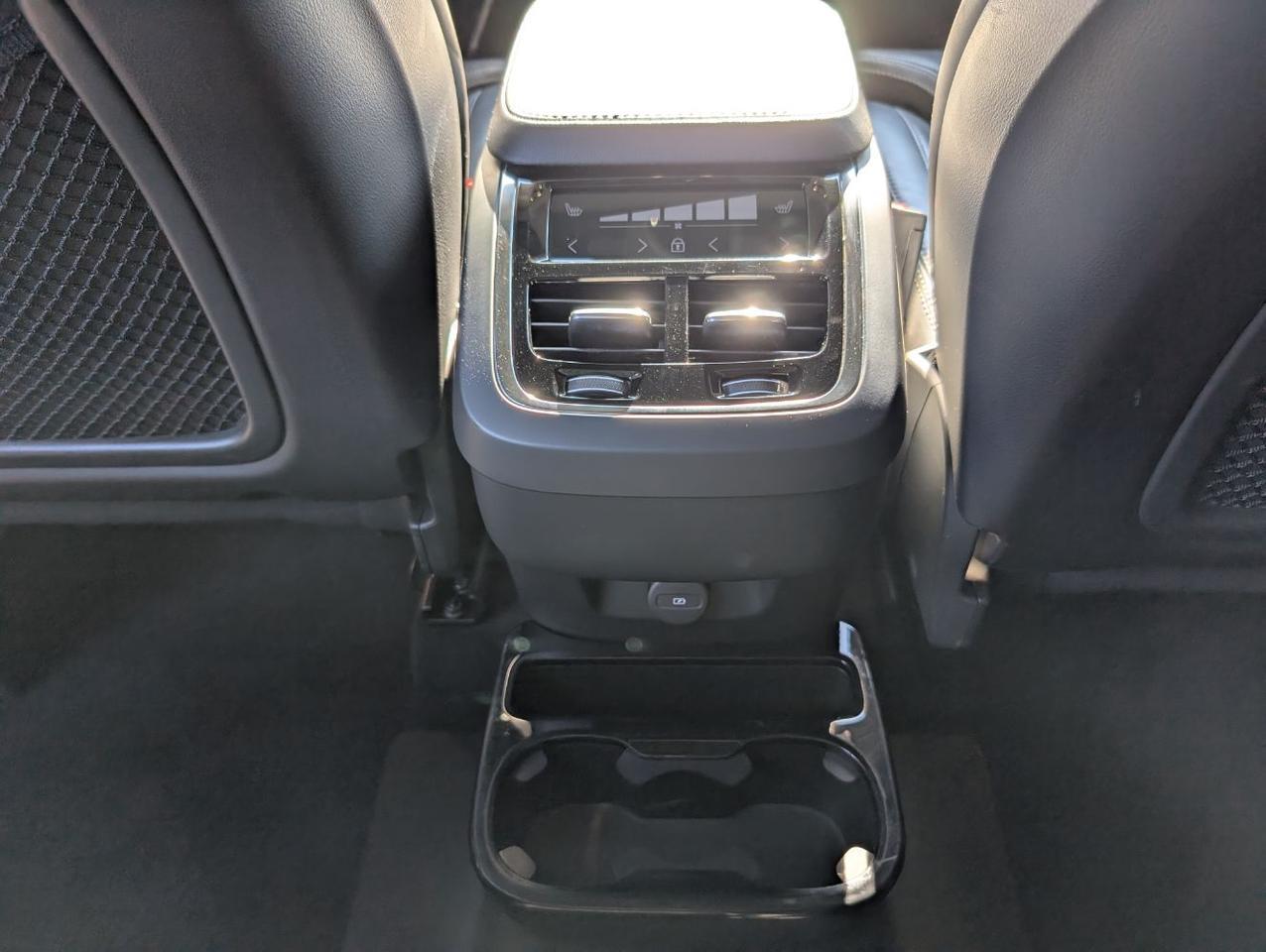 2022 Volvo XC90 T6 AWD Inscription Center Walk w/Harman Kardon, Pilot Assist, Tow Hitch, 4 Heated Seats & Wheel Portland OR