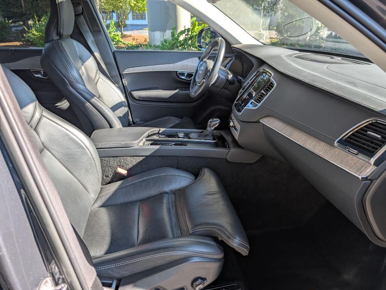 2022 Volvo XC90 T6 AWD Inscription Center Walk w/Harman Kardon, Pilot Assist, Tow Hitch, 4 Heated Seats & Wheel Portland OR