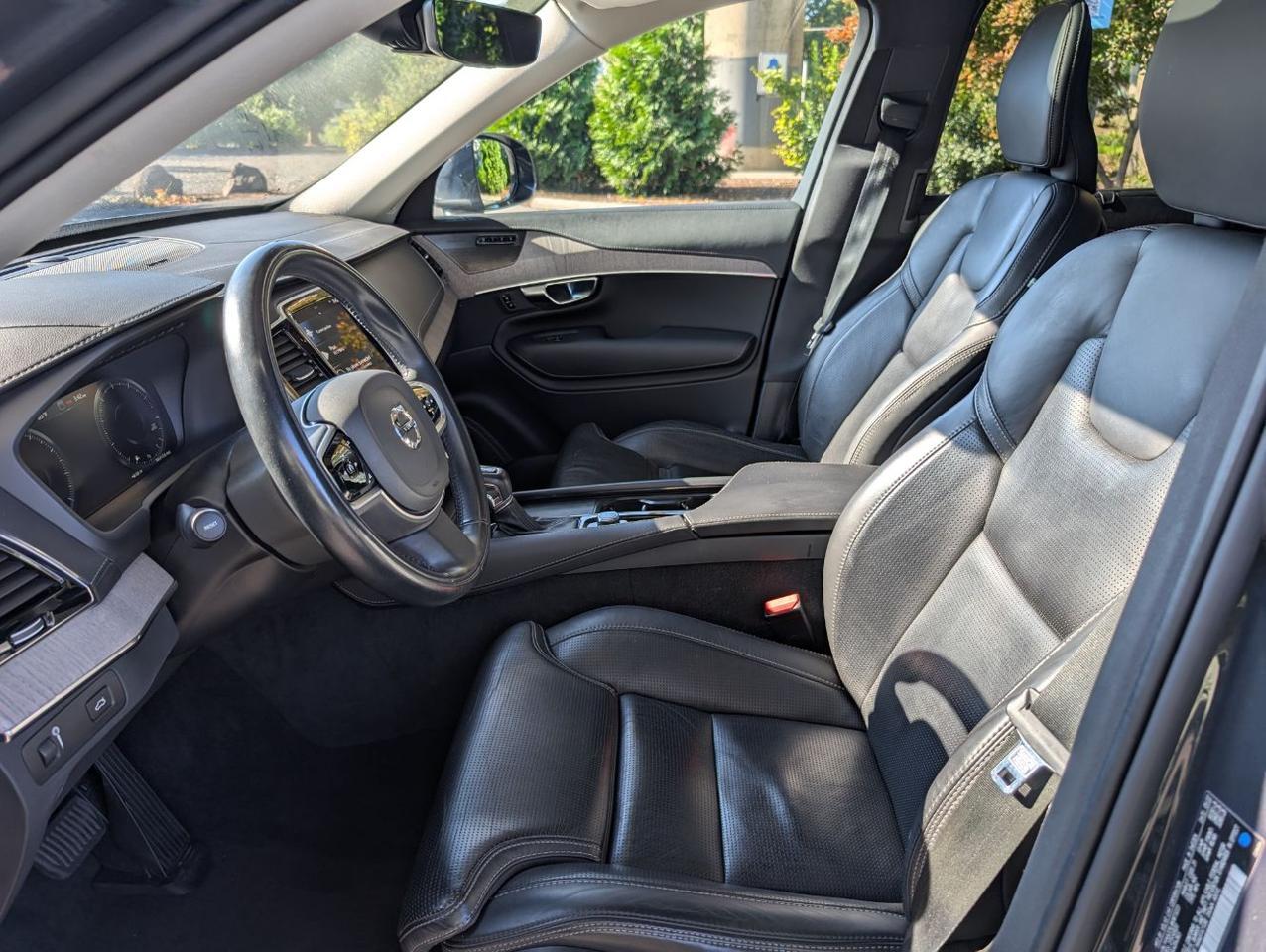 2022 Volvo XC90 T6 AWD Inscription Center Walk w/Harman Kardon, Pilot Assist, Tow Hitch, 4 Heated Seats & Wheel Portland OR