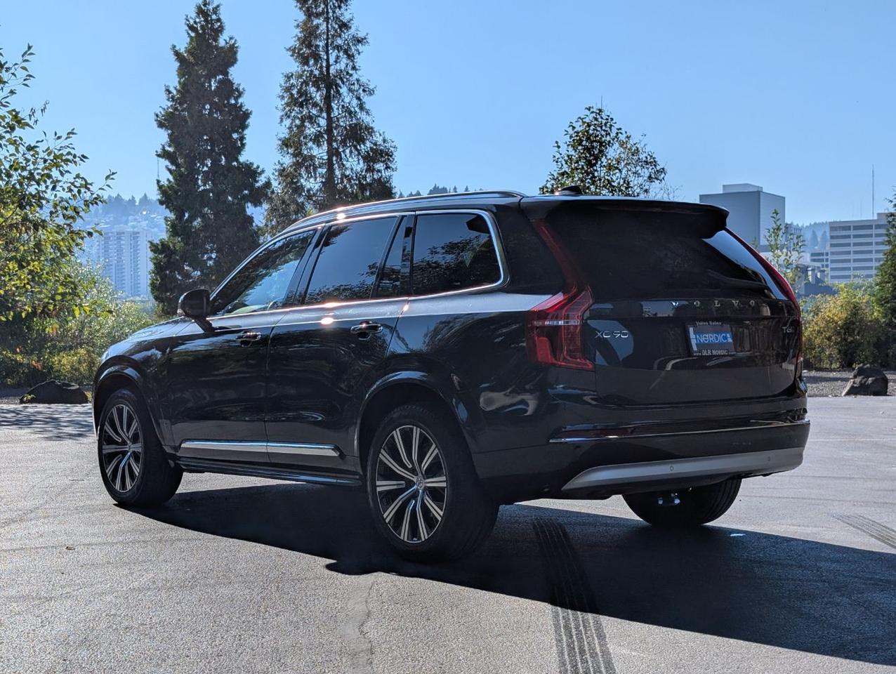 2022 Volvo XC90 T6 AWD Inscription Center Walk w/Harman Kardon, Pilot Assist, Tow Hitch, 4 Heated Seats & Wheel Portland OR