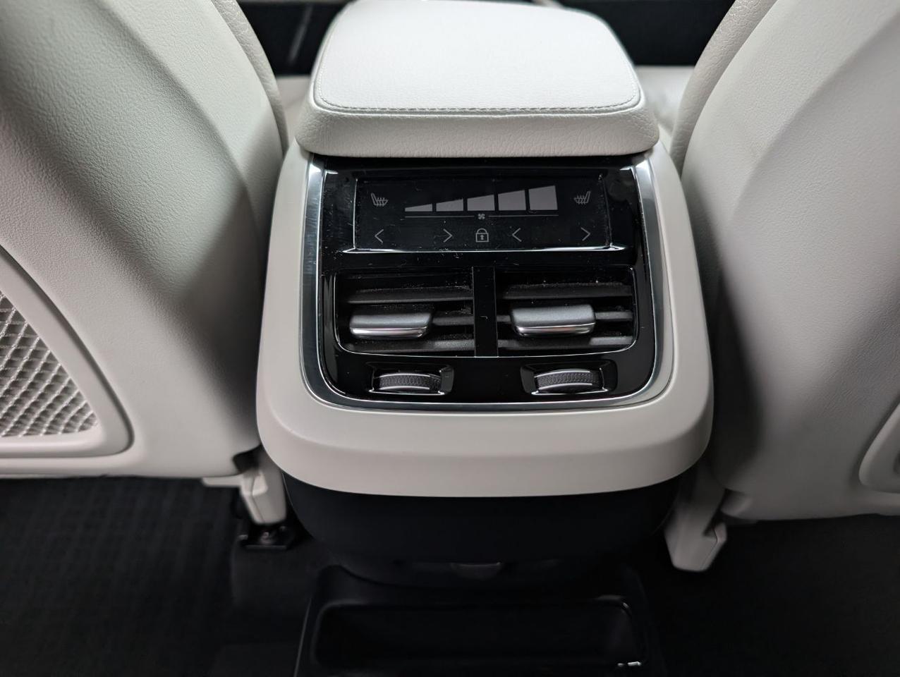 2022 Volvo XC90 T6 AWD Momentum 6-Pass Center Walk w/Harman Kardon, Pilot Assist, 360 Cam, 4 Heated Seats & Wheel Portland OR