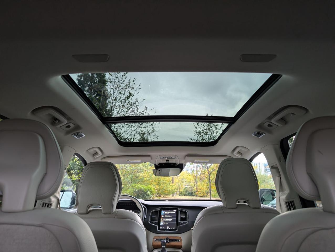 2022 Volvo XC90 T6 AWD Momentum 6-Pass Center Walk w/Harman Kardon, Pilot Assist, 360 Cam, 4 Heated Seats & Wheel Portland OR