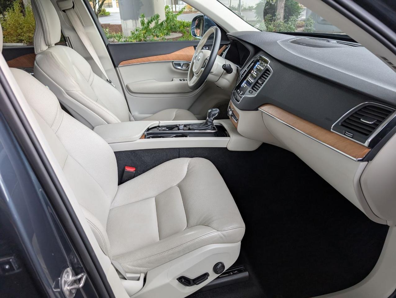 2022 Volvo XC90 T6 AWD Momentum 6-Pass Center Walk w/Harman Kardon, Pilot Assist, 360 Cam, 4 Heated Seats & Wheel Portland OR