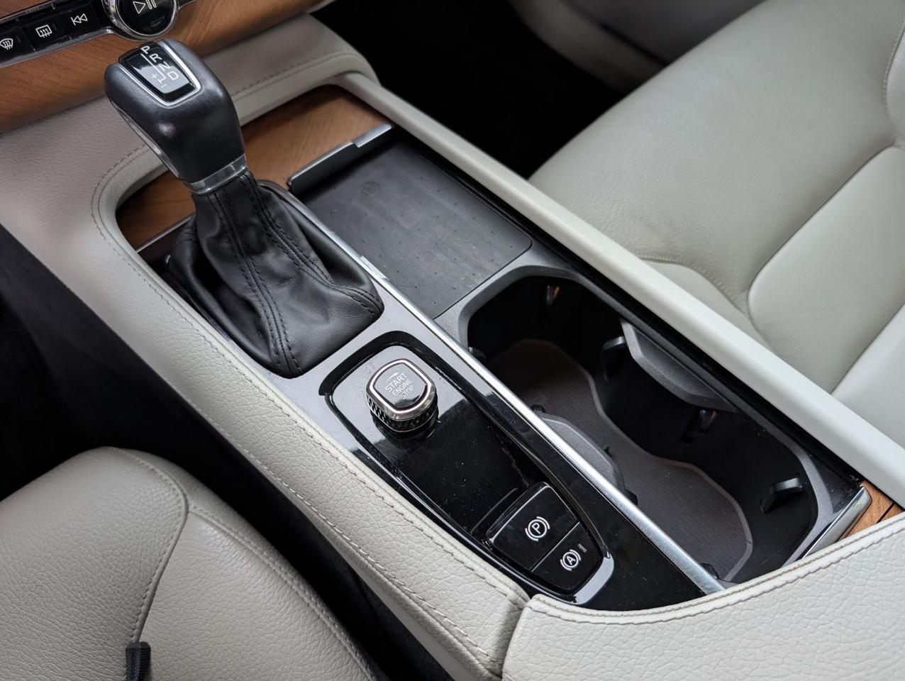 2022 Volvo XC90 T6 AWD Momentum 6-Pass Center Walk w/Harman Kardon, Pilot Assist, 360 Cam, 4 Heated Seats & Wheel Portland OR