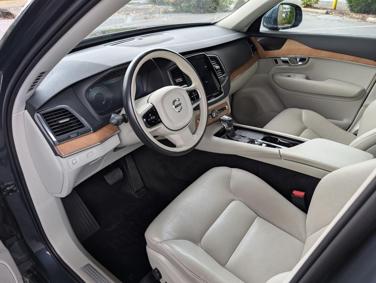 2022 Volvo XC90 T6 AWD Momentum 6-Pass Center Walk w/Harman Kardon, Pilot Assist, 360 Cam, 4 Heated Seats & Wheel Portland OR