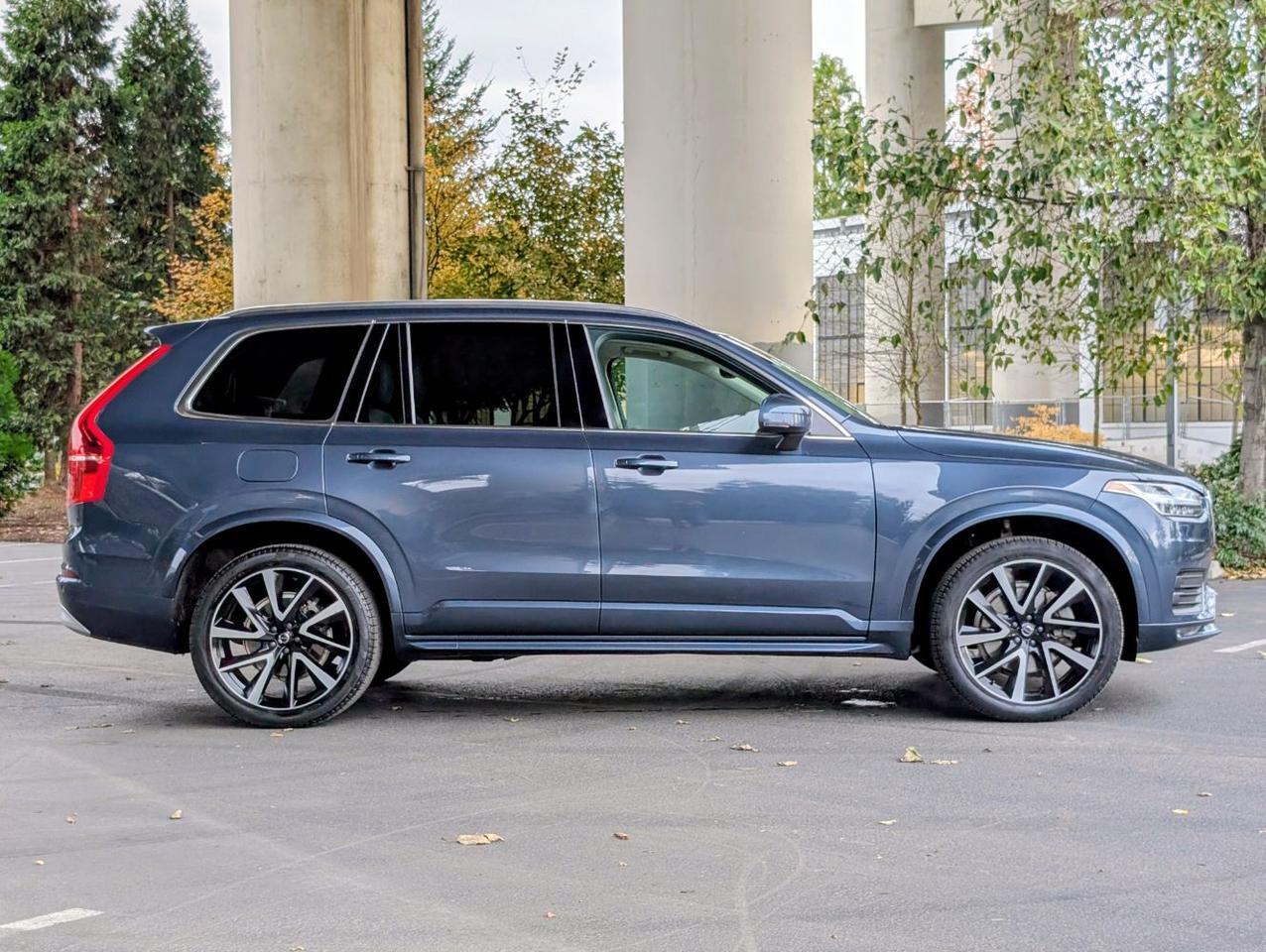 2022 Volvo XC90 T6 AWD Momentum photo 4