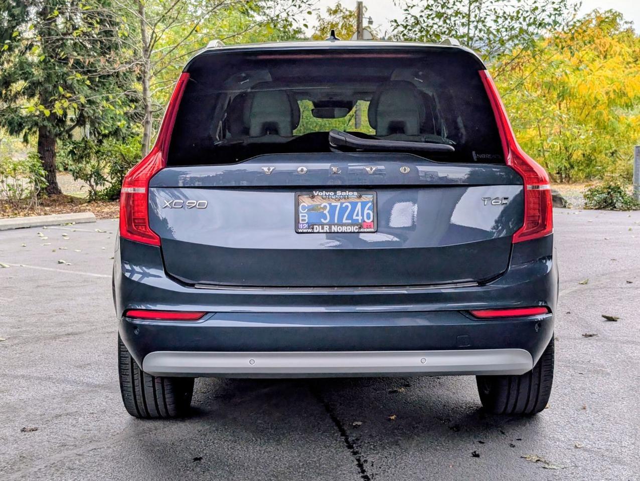 2022 Volvo XC90 T6 AWD Momentum photo 2