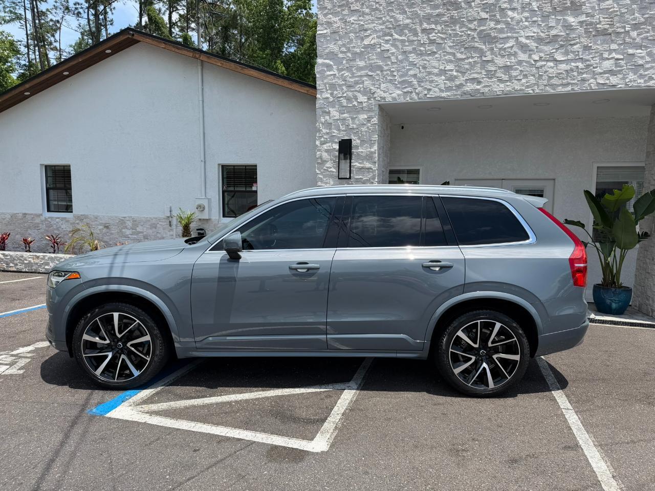 2022 Volvo XC90 T6 AWD Momentum 6P