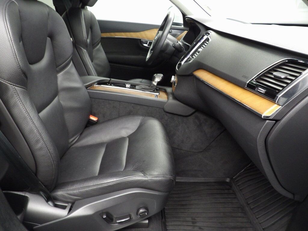 2022 Volvo XC90 T6 Momentum AWD Fond du Lac WI