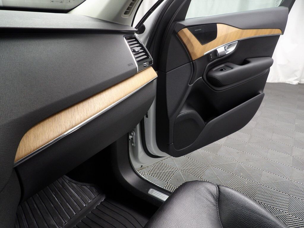 2022 Volvo XC90 T6 Momentum AWD Fond du Lac WI