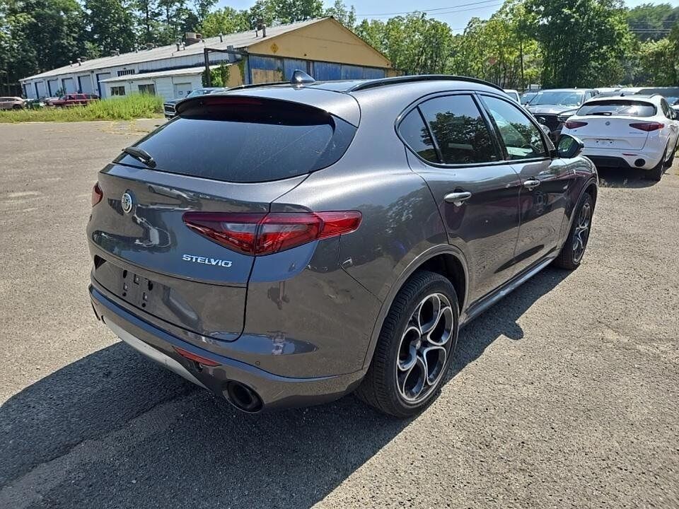 2023 Alfa Romeo Stelvio Ti photo 2