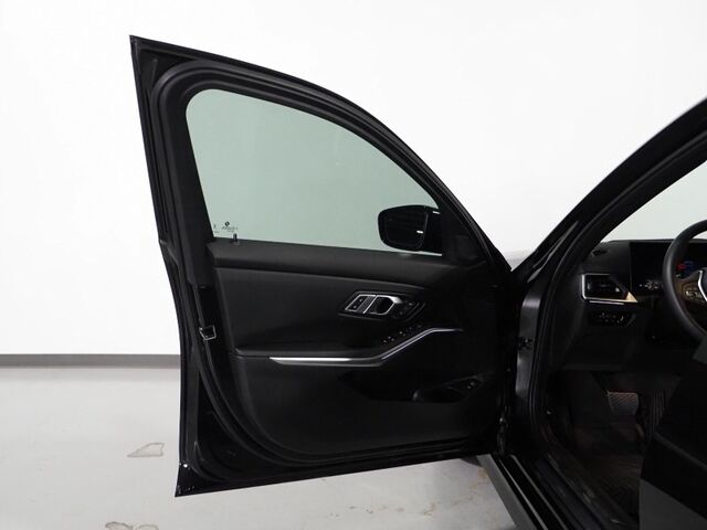 2023 BMW 3 Series 330i Sedan *HEADS-UP DISPLAY, NAVIGATION, CURVED DISPLAY, SAFETY ALERTS, BACKUP-CAMERA, MOONROOF, HEATED SEATS/STEERING, REMOTE START, COMFORT ACCESS, 19 INCH WHEELS, ANDROID & APPLE Round Rock TX