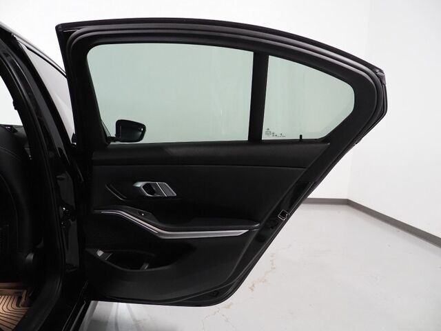 2023 BMW 3 Series 330i Sedan *HEADS-UP DISPLAY, NAVIGATION, CURVED DISPLAY, SAFETY ALERTS, BACKUP-CAMERA, MOONROOF, HEATED SEATS/STEERING, REMOTE START, COMFORT ACCESS, 19 INCH WHEELS, ANDROID & APPLE Round Rock TX