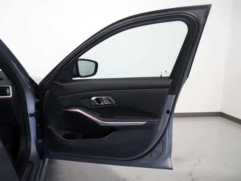 2023 BMW 3 Series 330i Sedan *NAVIGATION, CURVED DISPLAY, SAFETY ALERTS, 360 VIEW CAMERAS, COLOR TOUCHSCREEN, MOONROOF, HEATED SEATS/STEERING, COMFORT ACCESS, REMOTE START, 19 INCH WHEELS, WIRELESS CHARGING, ANDROID & APPLE Round Rock TX