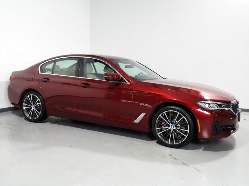 2023 BMW 5 Series 530e Plug-In Hybrid *HEADS-UP DISPLAY, NAVIGATION, LIVE COCKPIT PRO, SAFETY ALERTS, BACKUP-CAMERA, MOONROOF, HEATED SEATS, COMFORT ACCESS, FULL LED HEADLIGHTS, HARMAN/KARDON, WIRELESS CHARGING, ANDROID & APPLE
