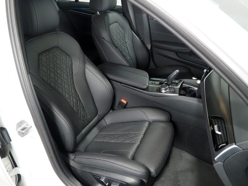 2023 BMW 5 Series 530e Plug-In Hybrid *M SPORT, NAVIGATION, LIVE COCKPIT PRO, SAFETY ALERTS, BACKUP-CAMERA, COLOR TOUCHSCREEN, MOONROOF, HEATED SEATS, COMFORT ACCESS, FULL LED HEADLIGHTS, ANDROID & APPLE, WIRELESS CHARGING