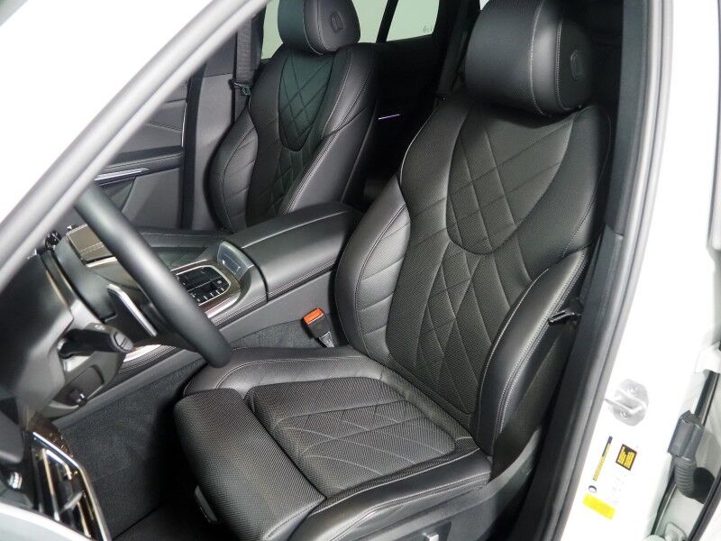 2023 BMW X5 sDrive40i *HEADS-UP DISPLAY, NAVIGATION, LIVE COCKPIT PRO, SAFETY ALERTS, 360 VIEW CAMERAS, PANORAMA MOONROOF, HEATED SEATS, POWER LIFTGATE, REMOTE START, COMFORT ACCESS, 21 INCH WHEELS, WIRELESS CHARGING, ANDROID & APPLE Round Rock TX