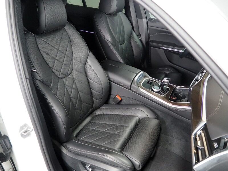 2023 BMW X5 sDrive40i *HEADS-UP DISPLAY, NAVIGATION, LIVE COCKPIT PRO, SAFETY ALERTS, 360 VIEW CAMERAS, PANORAMA MOONROOF, HEATED SEATS, POWER LIFTGATE, REMOTE START, COMFORT ACCESS, 21 INCH WHEELS, WIRELESS CHARGING, ANDROID & APPLE