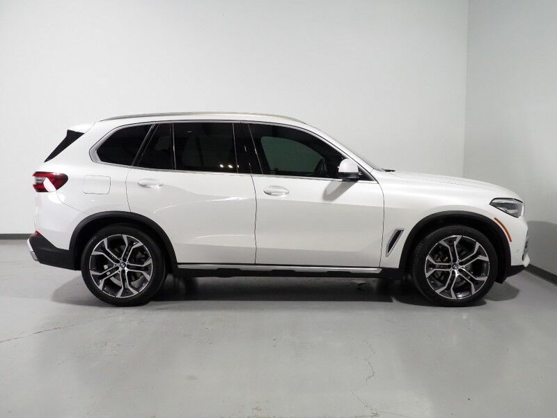 2023 BMW X5 sDrive40i *HEADS-UP DISPLAY, NAVIGATION, LIVE COCKPIT PRO, SAFETY ALERTS, 360 VIEW CAMERAS, PANORAMA MOONROOF, HEATED SEATS, POWER LIFTGATE, REMOTE START, COMFORT ACCESS, 21 INCH WHEELS, WIRELESS CHARGING, ANDROID & APPLE Round Rock TX