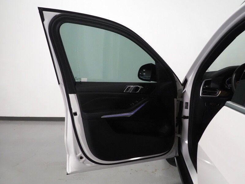 2023 BMW X5 sDrive40i *HEADS-UP DISPLAY, NAVIGATION, LIVE COCKPIT PRO, SAFETY ALERTS, 360 VIEW CAMERAS, PANORAMA MOONROOF, HEATED SEATS, POWER LIFTGATE, REMOTE START, COMFORT ACCESS, 21 INCH WHEELS, WIRELESS CHARGING, ANDROID & APPLE Round Rock TX