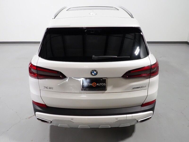 2023 BMW X5 sDrive40i *HEADS-UP DISPLAY, NAVIGATION, LIVE COCKPIT PRO, SAFETY ALERTS, 360 VIEW CAMERAS, PANORAMA MOONROOF, HEATED SEATS, POWER LIFTGATE, REMOTE START, COMFORT ACCESS, 21 INCH WHEELS, WIRELESS CHARGING, ANDROID & APPLE Round Rock TX