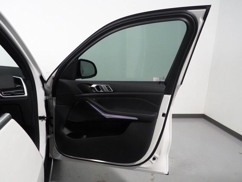 2023 BMW X5 sDrive40i *HEADS-UP DISPLAY, NAVIGATION, LIVE COCKPIT PRO, SAFETY ALERTS, 360 VIEW CAMERAS, PANORAMA MOONROOF, HEATED SEATS, POWER LIFTGATE, REMOTE START, COMFORT ACCESS, 21 INCH WHEELS, WIRELESS CHARGING, ANDROID & APPLE Round Rock TX