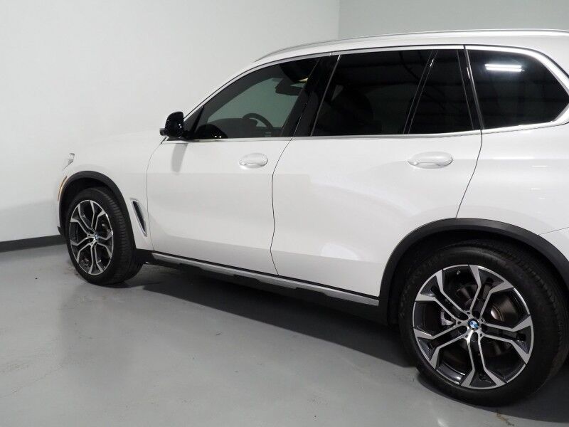 2023 BMW X5 sDrive40i *HEADS-UP DISPLAY, NAVIGATION, LIVE COCKPIT PRO, SAFETY ALERTS, 360 VIEW CAMERAS, PANORAMA MOONROOF, HEATED SEATS, POWER LIFTGATE, REMOTE START, COMFORT ACCESS, 21 INCH WHEELS, WIRELESS CHARGING, ANDROID & APPLE Round Rock TX