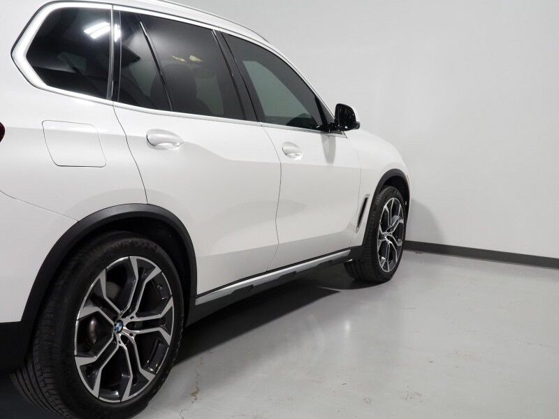 2023 BMW X5 sDrive40i *HEADS-UP DISPLAY, NAVIGATION, LIVE COCKPIT PRO, SAFETY ALERTS, 360 VIEW CAMERAS, PANORAMA MOONROOF, HEATED SEATS, POWER LIFTGATE, REMOTE START, COMFORT ACCESS, 21 INCH WHEELS, WIRELESS CHARGING, ANDROID & APPLE Round Rock TX