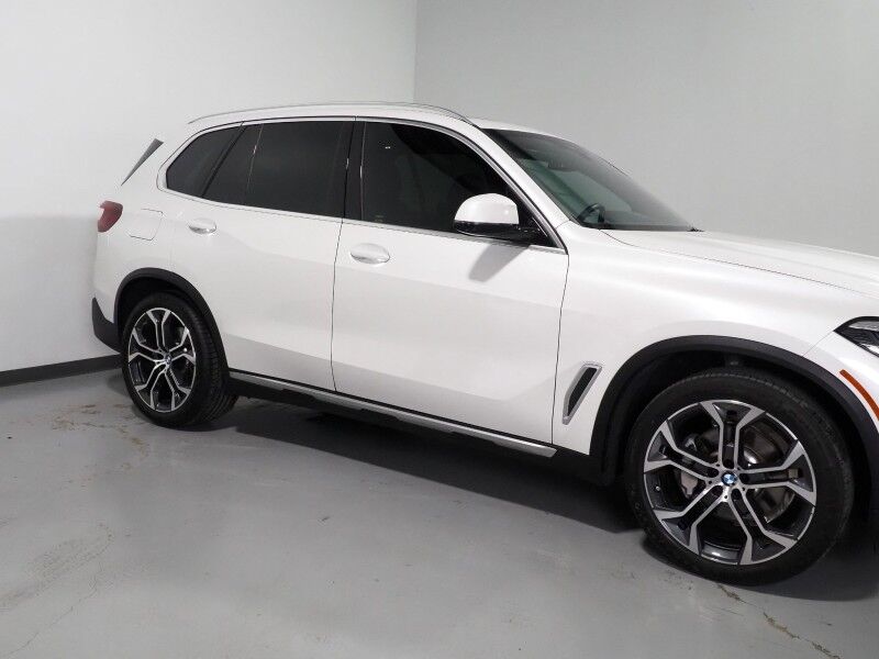 2023 BMW X5 sDrive40i *HEADS-UP DISPLAY, NAVIGATION, LIVE COCKPIT PRO, SAFETY ALERTS, 360 VIEW CAMERAS, PANORAMA MOONROOF, HEATED SEATS, POWER LIFTGATE, REMOTE START, COMFORT ACCESS, 21 INCH WHEELS, WIRELESS CHARGING, ANDROID & APPLE Round Rock TX
