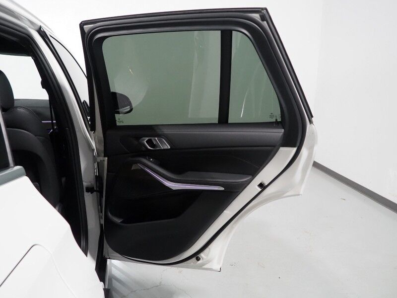 2023 BMW X5 sDrive40i *HEADS-UP DISPLAY, NAVIGATION, LIVE COCKPIT PRO, SAFETY ALERTS, 360 VIEW CAMERAS, PANORAMA MOONROOF, HEATED SEATS, POWER LIFTGATE, REMOTE START, COMFORT ACCESS, 21 INCH WHEELS, WIRELESS CHARGING, ANDROID & APPLE Round Rock TX