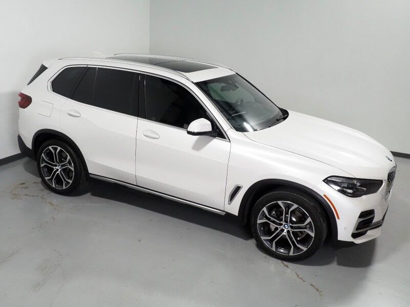 2023 BMW X5 sDrive40i *HEADS-UP DISPLAY, NAVIGATION, LIVE COCKPIT PRO, SAFETY ALERTS, 360 VIEW CAMERAS, PANORAMA MOONROOF, HEATED SEATS, POWER LIFTGATE, REMOTE START, COMFORT ACCESS, 21 INCH WHEELS, WIRELESS CHARGING, ANDROID & APPLE Round Rock TX