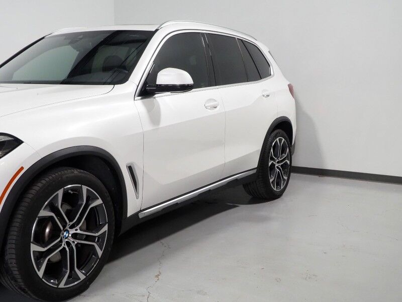 2023 BMW X5 sDrive40i *HEADS-UP DISPLAY, NAVIGATION, LIVE COCKPIT PRO, SAFETY ALERTS, 360 VIEW CAMERAS, PANORAMA MOONROOF, HEATED SEATS, POWER LIFTGATE, REMOTE START, COMFORT ACCESS, 21 INCH WHEELS, WIRELESS CHARGING, ANDROID & APPLE Round Rock TX