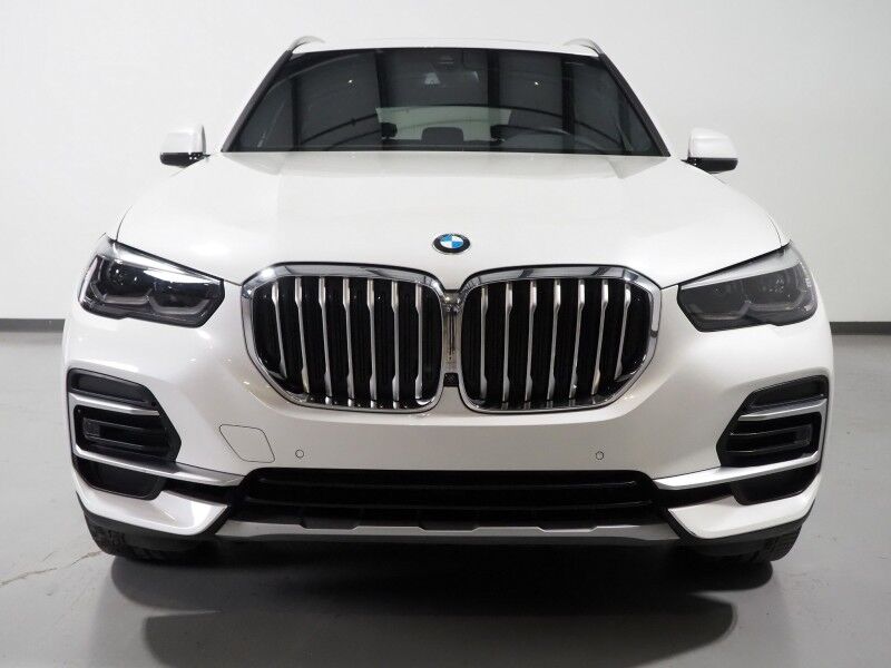 2023 BMW X5 sDrive40i *HEADS-UP DISPLAY, NAVIGATION, LIVE COCKPIT PRO, SAFETY ALERTS, 360 VIEW CAMERAS, PANORAMA MOONROOF, HEATED SEATS, POWER LIFTGATE, REMOTE START, COMFORT ACCESS, 21 INCH WHEELS, WIRELESS CHARGING, ANDROID & APPLE Round Rock TX