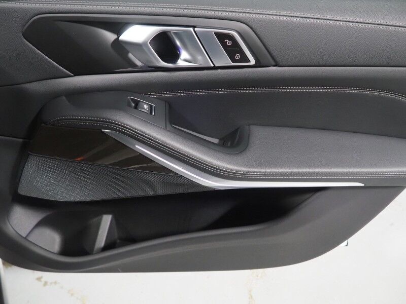 2023 BMW X5 sDrive40i *HEADS-UP DISPLAY, NAVIGATION, LIVE COCKPIT PRO, SAFETY ALERTS, 360 VIEW CAMERAS, PANORAMA MOONROOF, HEATED SEATS, POWER LIFTGATE, REMOTE START, COMFORT ACCESS, 21 INCH WHEELS, WIRELESS CHARGING, ANDROID & APPLE Round Rock TX