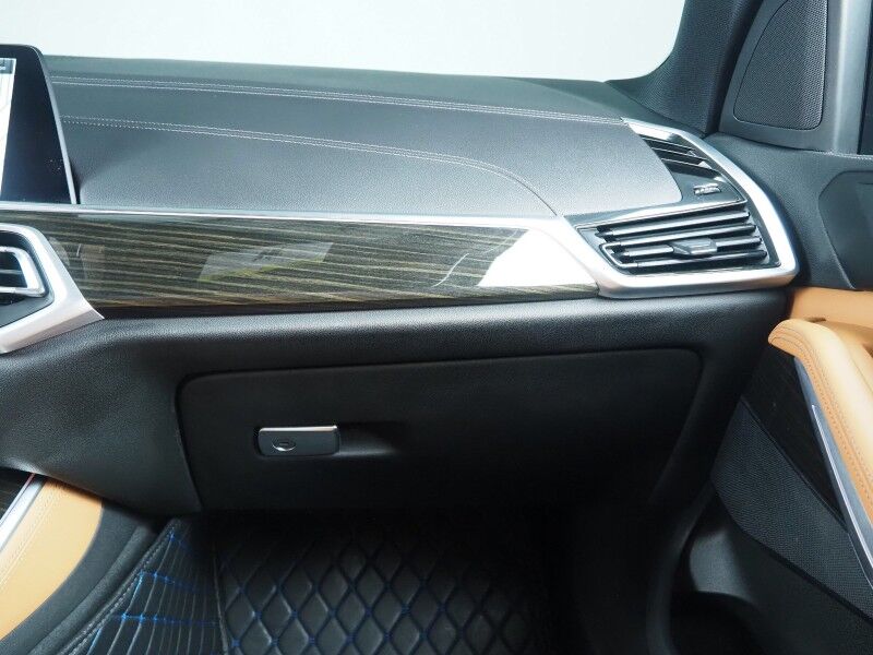 2023 BMW X5 sDrive40i *HEADS-UP DISPLAY, NAVIGATION, LIVE COCKPIT PRO, SAFETY ALERTS, PANORAMA MOONROOF, HEATED SEATS, POWER LIFTGATE, REMOTE START, COMFORT ACCESS, 21 INCH WHEELS, WIRELESS CHARGING, ANDROID & APPLE Round Rock TX