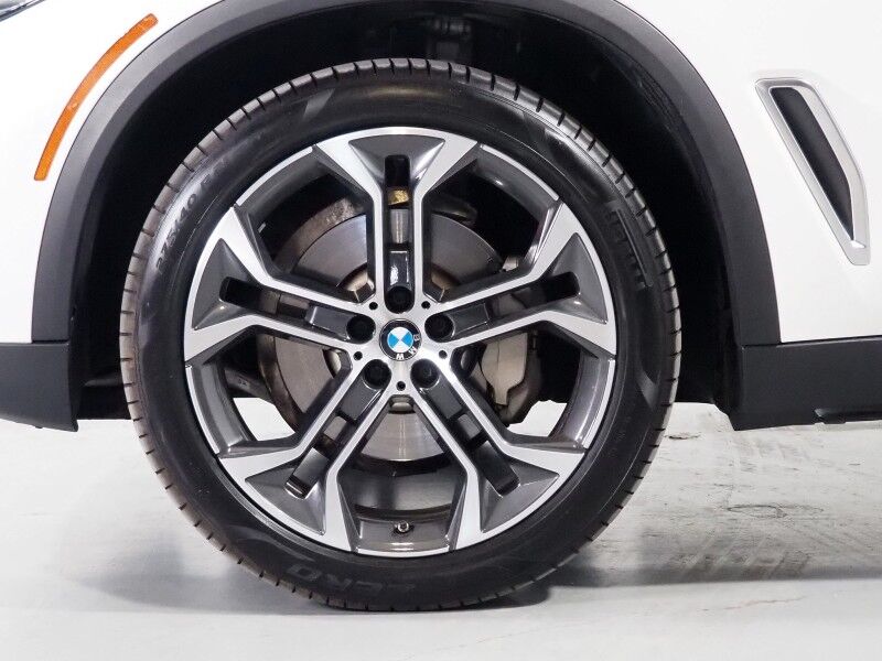 2023 BMW X5 sDrive40i *HEADS-UP DISPLAY, NAVIGATION, LIVE COCKPIT PRO, SAFETY ALERTS, PANORAMA MOONROOF, HEATED SEATS, POWER LIFTGATE, REMOTE START, COMFORT ACCESS, 21 INCH WHEELS, WIRELESS CHARGING, ANDROID & APPLE Round Rock TX