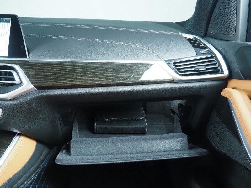 2023 BMW X5 sDrive40i *HEADS-UP DISPLAY, NAVIGATION, LIVE COCKPIT PRO, SAFETY ALERTS, PANORAMA MOONROOF, HEATED SEATS, POWER LIFTGATE, REMOTE START, COMFORT ACCESS, 21 INCH WHEELS, WIRELESS CHARGING, ANDROID & APPLE Round Rock TX