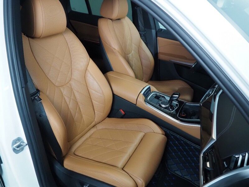 2023 BMW X5 sDrive40i *HEADS-UP DISPLAY, NAVIGATION, LIVE COCKPIT PRO, SAFETY ALERTS, PANORAMA MOONROOF, HEATED SEATS, POWER LIFTGATE, REMOTE START, COMFORT ACCESS, 21 INCH WHEELS, WIRELESS CHARGING, ANDROID & APPLE Round Rock TX