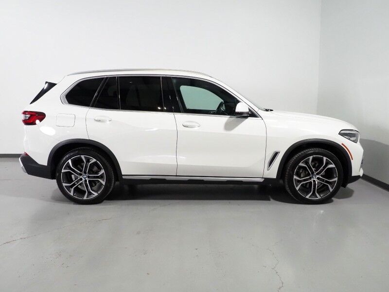 2023 BMW X5 sDrive40i *HEADS-UP DISPLAY, NAVIGATION, LIVE COCKPIT PRO, SAFETY ALERTS, PANORAMA MOONROOF, HEATED SEATS, POWER LIFTGATE, REMOTE START, COMFORT ACCESS, 21 INCH WHEELS, WIRELESS CHARGING, ANDROID & APPLE Round Rock TX