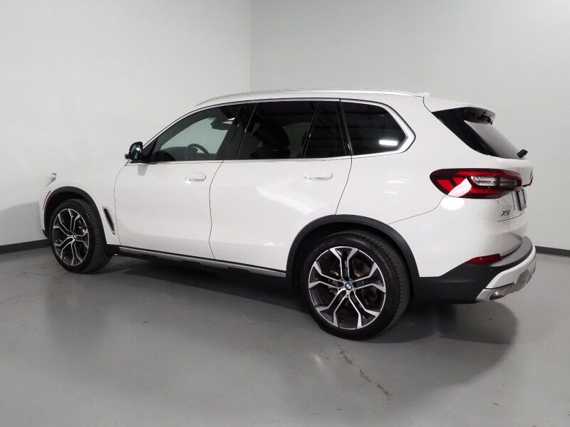 2023 BMW X5 sDrive40i *HEADS-UP DISPLAY, NAVIGATION, LIVE COCKPIT PRO, SAFETY ALERTS, PANORAMA MOONROOF, HEATED SEATS, POWER LIFTGATE, REMOTE START, COMFORT ACCESS, 21 INCH WHEELS, WIRELESS CHARGING, ANDROID & APPLE Round Rock TX