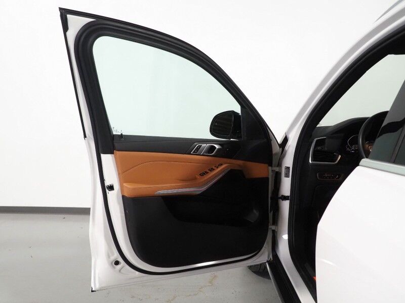 2023 BMW X5 sDrive40i *HEADS-UP DISPLAY, NAVIGATION, LIVE COCKPIT PRO, SAFETY ALERTS, PANORAMA MOONROOF, HEATED SEATS, POWER LIFTGATE, REMOTE START, COMFORT ACCESS, 21 INCH WHEELS, WIRELESS CHARGING, ANDROID & APPLE Round Rock TX