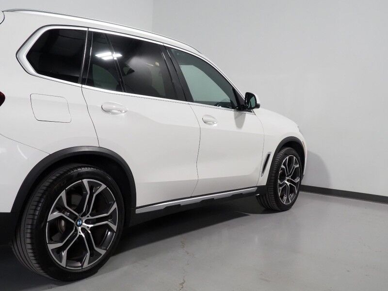 2023 BMW X5 sDrive40i *HEADS-UP DISPLAY, NAVIGATION, LIVE COCKPIT PRO, SAFETY ALERTS, PANORAMA MOONROOF, HEATED SEATS, POWER LIFTGATE, REMOTE START, COMFORT ACCESS, 21 INCH WHEELS, WIRELESS CHARGING, ANDROID & APPLE Round Rock TX