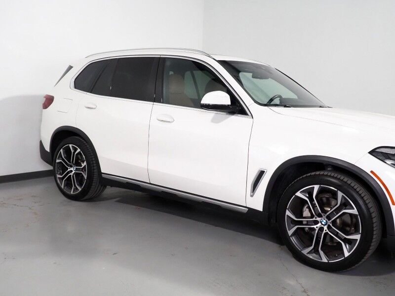 2023 BMW X5 sDrive40i *HEADS-UP DISPLAY, NAVIGATION, LIVE COCKPIT PRO, SAFETY ALERTS, PANORAMA MOONROOF, HEATED SEATS, POWER LIFTGATE, REMOTE START, COMFORT ACCESS, 21 INCH WHEELS, WIRELESS CHARGING, ANDROID & APPLE Round Rock TX