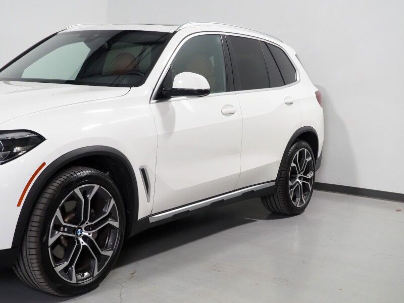2023 BMW X5 sDrive40i *HEADS-UP DISPLAY, NAVIGATION, LIVE COCKPIT PRO, SAFETY ALERTS, PANORAMA MOONROOF, HEATED SEATS, POWER LIFTGATE, REMOTE START, COMFORT ACCESS, 21 INCH WHEELS, WIRELESS CHARGING, ANDROID & APPLE Round Rock TX