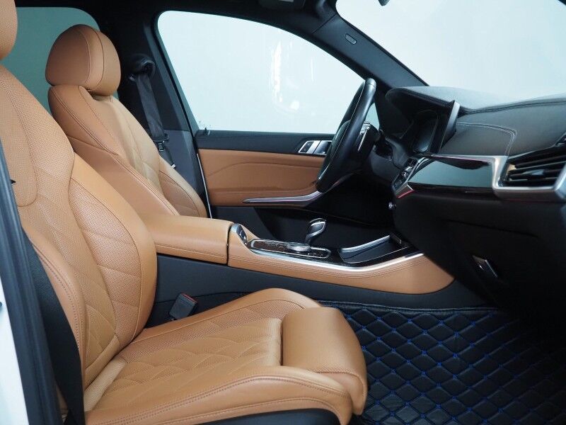 2023 BMW X5 sDrive40i *HEADS-UP DISPLAY, NAVIGATION, LIVE COCKPIT PRO, SAFETY ALERTS, PANORAMA MOONROOF, HEATED SEATS, POWER LIFTGATE, REMOTE START, COMFORT ACCESS, 21 INCH WHEELS, WIRELESS CHARGING, ANDROID & APPLE Round Rock TX